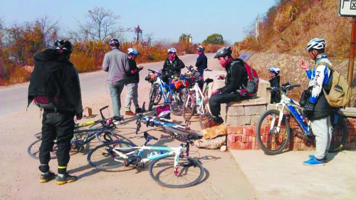 1月21日，他們路過(guò)湖南中路鋪鎮(zhèn)，在路邊短暫休息。