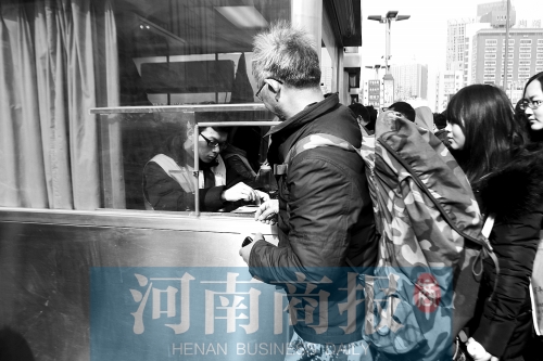 趙俊方在鄭州火車站進(jìn)站，準(zhǔn)備前往甘肅災(zāi)區(qū)和災(zāi)民一起過春節(jié)。記者 唐韜/攝