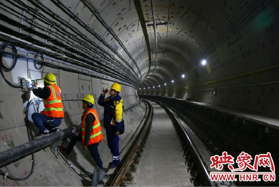 設施設備部通號室信號專業(yè)工程師正帶領著同事們進行軌道信號轉轍機零件更換。