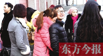 在鄭州市二七區(qū)婚姻登記處，新人們?cè)陂T外排長(zhǎng)隊(duì)