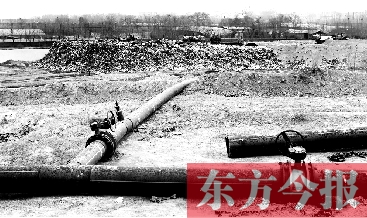 鄭州首座垃圾沼氣電廠并網(wǎng)發(fā)電，集氣管一端連接垃圾山深處，一端連接電廠集氣裝置