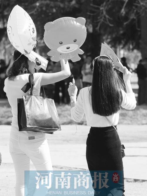 昨天高溫，有人穿上了短袖 記者 鄧萬里/攝