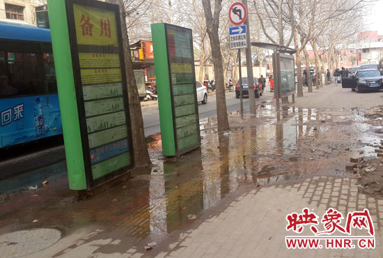 公交車站處臭氣沖天污水橫流，行人幾乎無(wú)法在此等車