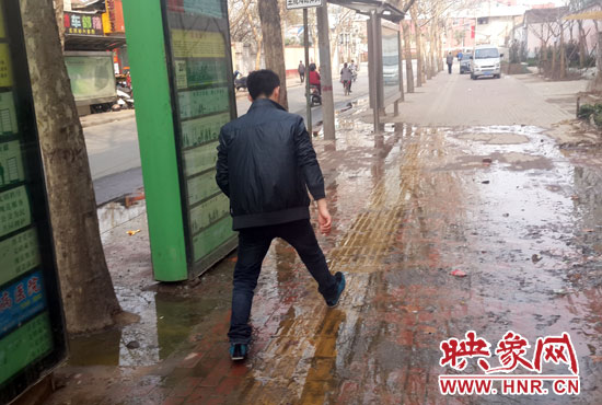 一市民淡定的從污水上跨過(guò)