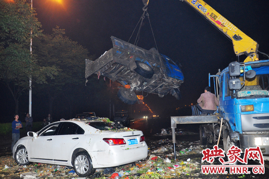 1點40許，兩輛車先后被吊起并拖離現(xiàn)場，停車場的幾位員工將路面清掃干凈，隨后該路段恢復(fù)通行。