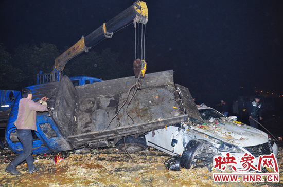 滿滿的一車泔水和垃圾傾瀉而下，鋪撒在路面和凌志車上，數(shù)十米遠(yuǎn)都能聞到泔水的惡臭。