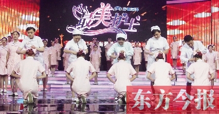5月6日，“最美護(hù)士”的獲獎?wù)呓o新護(hù)士授帽