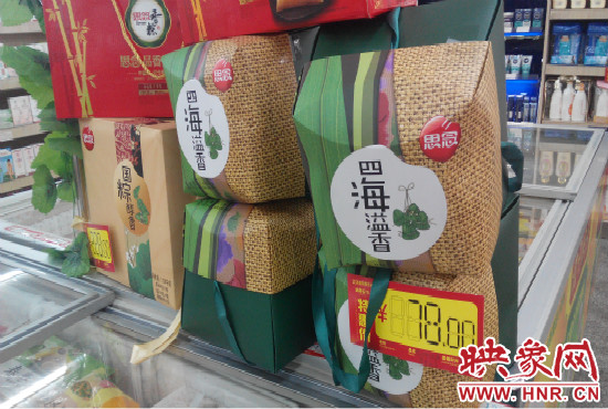 今年商場(chǎng)里的散裝、袋裝粽子多了，盒裝粽子的售價(jià)也更加親民。