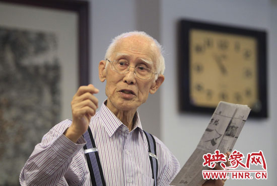 余光中現(xiàn)場朗誦新詩《招魂》。