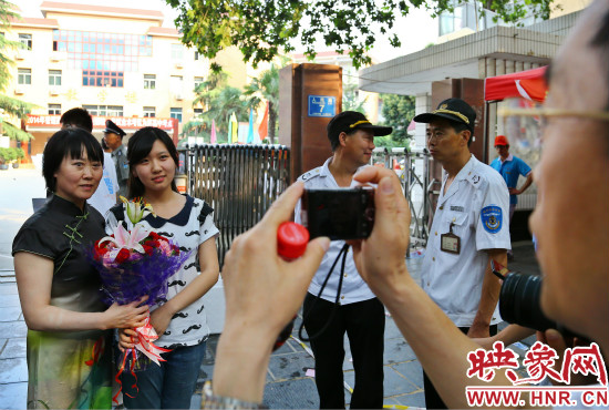 父親用手中的相機(jī)記錄下這重要的一刻。