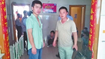 在吳文舉老師的幫助下，王強強（左）從傳銷窩點成功脫險。