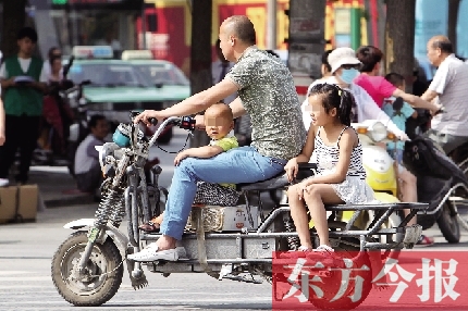 這樣帶著孩子，一個(gè)剎車，孩子就有可能摔下車