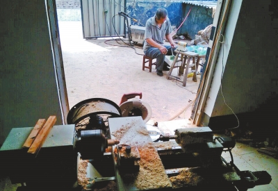 前邊是加工珠子的小車床,后邊正在拋光珠子。