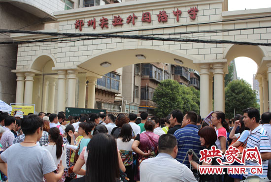 考試快結(jié)束時，陪考的家長涌入學校接孩子。