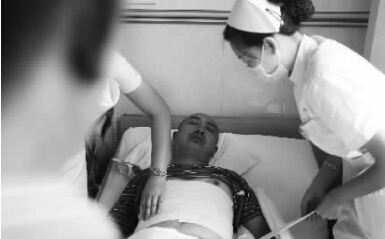 昨天，鄭州市第一人民醫(yī)院，被打傷的鄭州管城區(qū)執(zhí)法隊員唐建偉在接受治療。