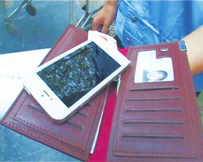 錢包里裝了5000來塊錢，懷里揣著最新的蘋果5S“土豪金”手機