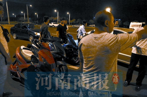 一小時(shí)內(nèi)，民警就扣了12輛摩托車(chē)、電動(dòng)車(chē)