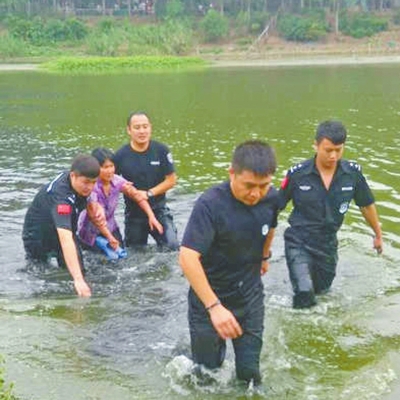 看到女子一直不配合救援，崔亞就在河中給該女子做起思想工作