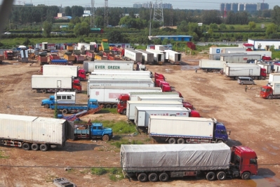 抓賭前，處警民警就藏身在這些廂式貨車內(nèi)。