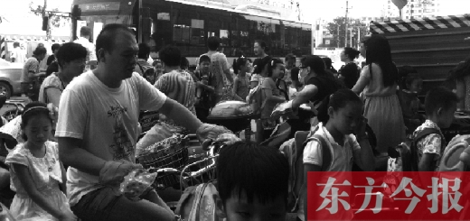 9月4日下午，文化路一小附近，大批陪讀家長接孩子。