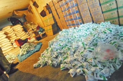 大袋的飼料添加劑氯化鈉經(jīng)過(guò)仿冒加工，就變成了小袋的食用碘鹽。