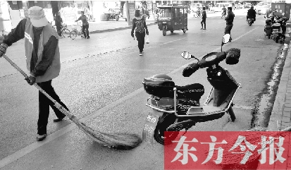 昨日，鄭州市中州大道上，穿梭于車流中上崗的環(huán)衛(wèi)工