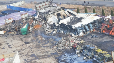 事故汽車站內(nèi),不少車輛被燒得面目全非。