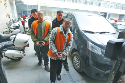 倆刑釋男子，冒充“富二代”，微信搜附近的人，專搶出入娛樂(lè)場(chǎng)所女性