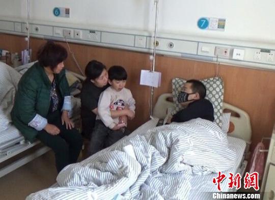 　一家4口在病房里團聚過年。