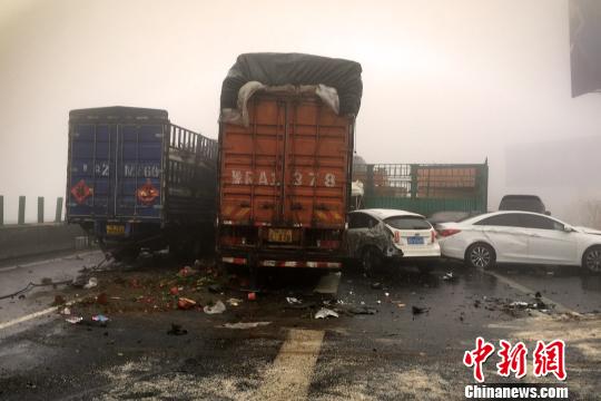 圖為21日，京港澳高速河南段21輛汽車發(fā)生連環(huán)相撞事故現(xiàn)場?！」啤z