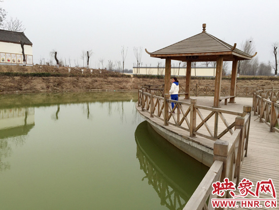 事發(fā)處就挨著亭子。