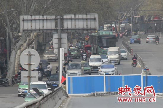 南陽路北向南方向擁堵嚴(yán)重。