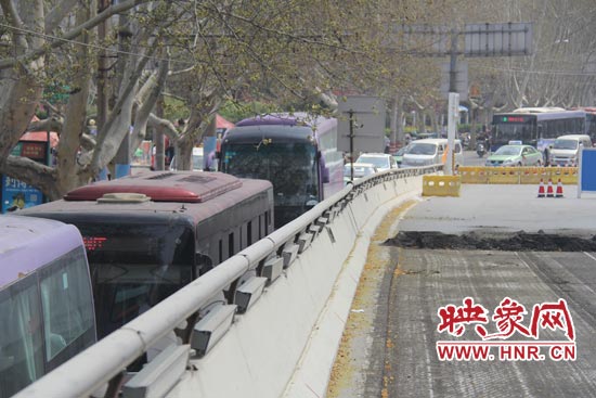 上下橋口圍擋處道路擁堵。