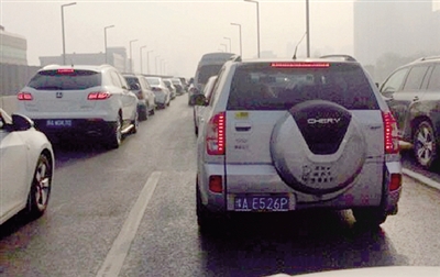 早高峰隴海高架橋從秦嶺路開(kāi)始，一直向東都已經(jīng)堵成停車(chē)場(chǎng)了。 直播369 圖