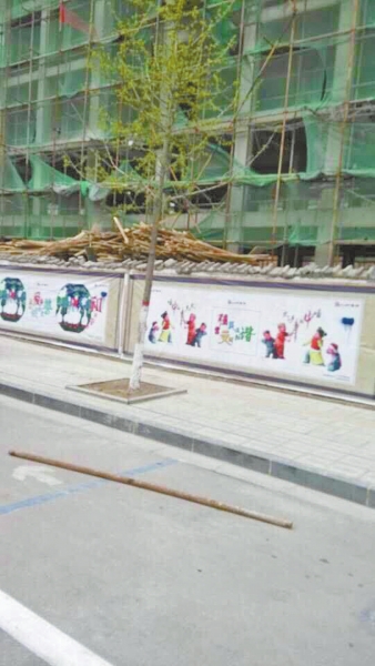 事發(fā)現(xiàn)場，奪命的鋼管還在地上。