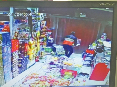 監(jiān)控中顯示，當時竊賊抱起募捐箱就跑。