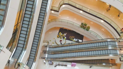 記者趕到現(xiàn)場時看到，墜樓女子面部朝下，上身穿粉紅色長袖上衣，下身穿黑色長褲，腳上沒有鞋。