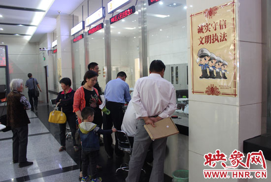 為應對立案登記制度改革后的首個工作日，金水區(qū)法院特地增開了兩個立案窗口。