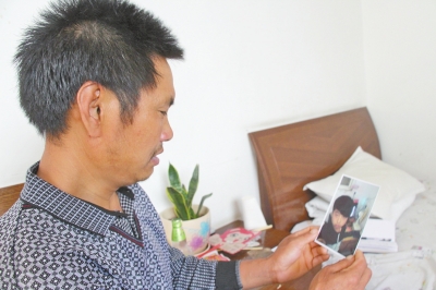 46歲的山村農(nóng)民祁振崗在失去兒子的同時，又陷入了“沒錢帶兒子回家”的揪心之痛中。