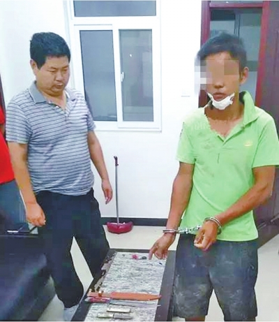 犯罪嫌疑人張某某（右）被抓時(shí)，挎包中被搜出兩把長(zhǎng)約30厘米的尖刀