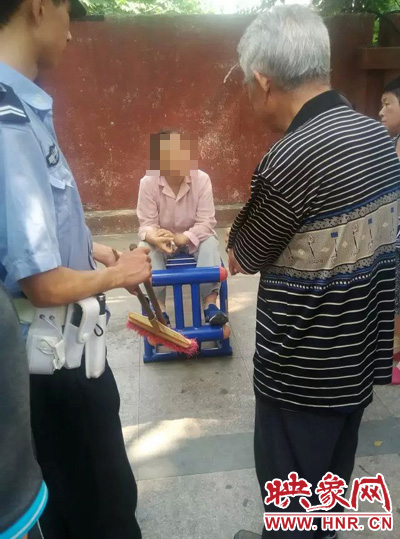 老太當時坐在健身器材上做仰臥起坐，說環(huán)衛(wèi)工人影響她鍛煉身體了，便開始謾罵環(huán)衛(wèi)工人。