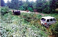 兩車(chē)翻入路邊溝里 兩車(chē)翻入路邊溝里
