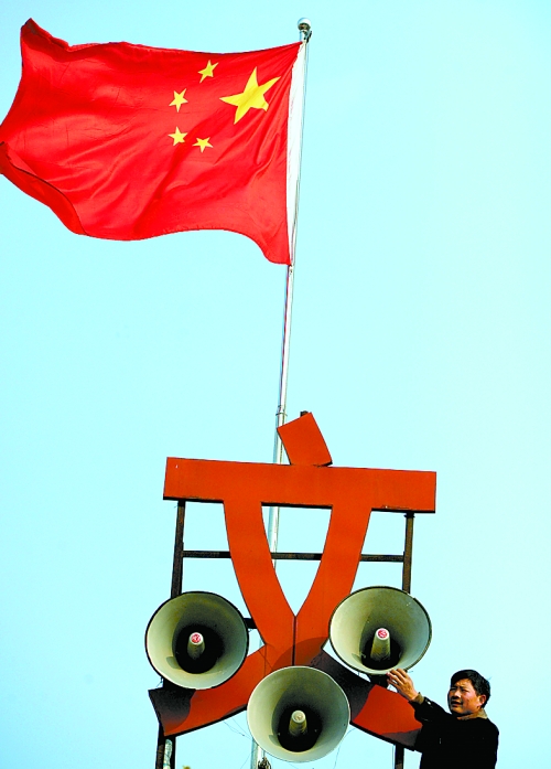 11月15日，新蔡縣磚店鎮(zhèn)黨員劉新峰在村口架起三個大喇叭，向群眾及時宣傳十八大精神。