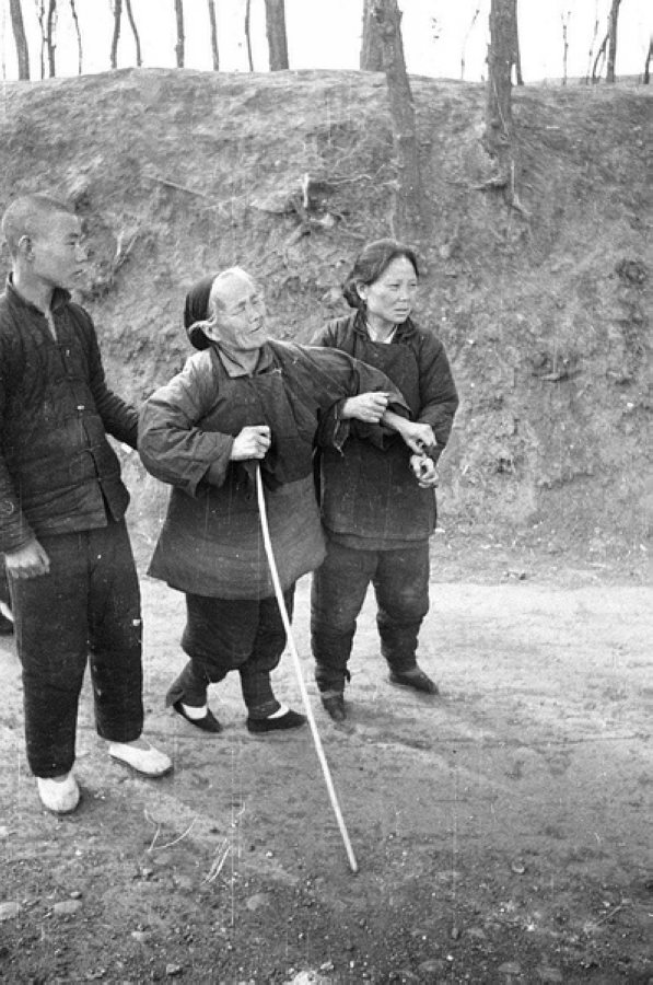 災(zāi)民，看到左側(cè)年輕人的白鞋，應(yīng)該是剛死去親人