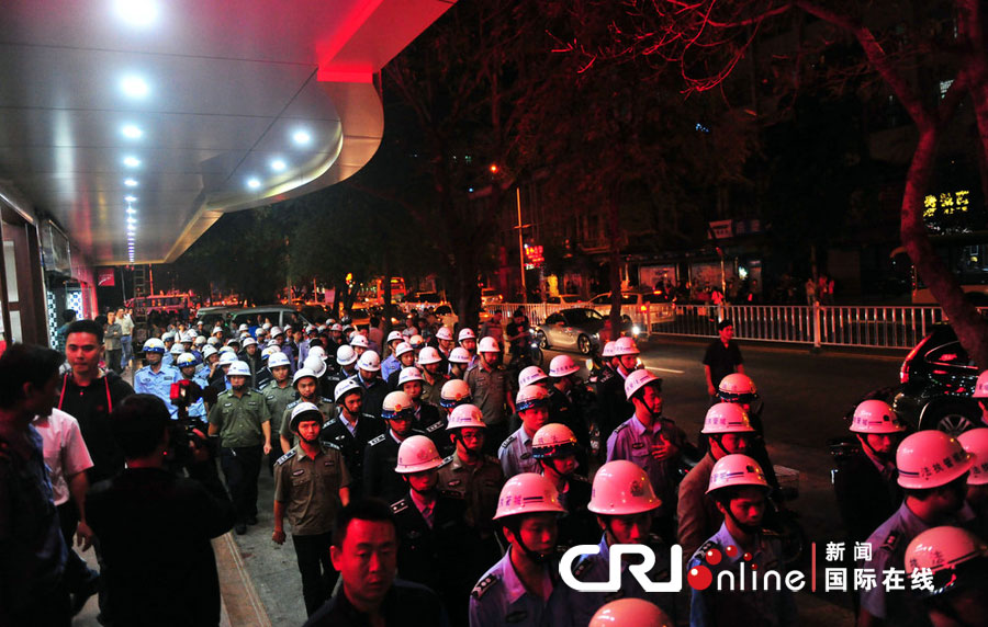 2012年12月26日晚，海南省三亞市，三亞市綜合行政執(zhí)法局河西大隊(duì)近百名城管上街執(zhí)法。