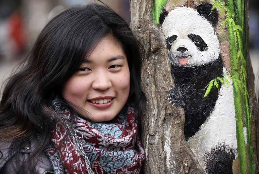 　3月1日，在河北省石家莊市九中街，王月與她的“樹洞畫”作品拍攝合影。