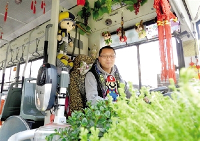 米奇、中國結(jié)、流氓兔、綠色植物、各種表情的小豬裝扮車廂