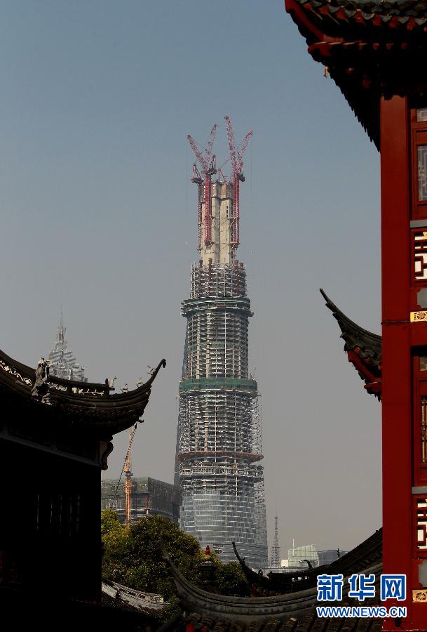 在上海豫園遠眺在建的國內第一高樓“上海中心”（4月11日攝）。