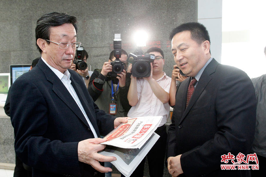 東方今報(bào)報(bào)社社長趙國平向河南省委書記、省人大常委會(huì)主任郭庚茂匯報(bào)東方今報(bào)的內(nèi)容、發(fā)行等情況 東方今報(bào)