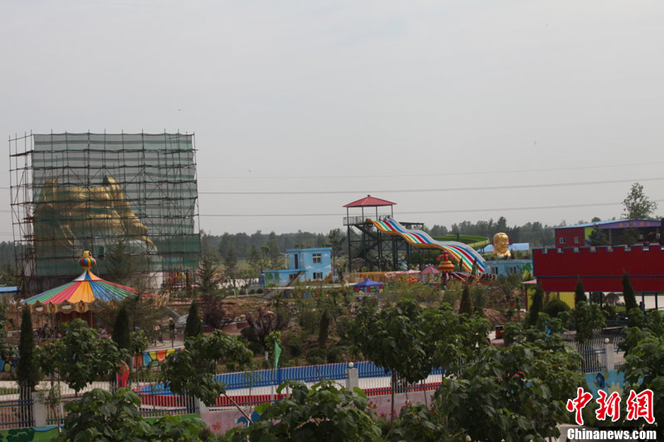 圖為被拆掉頭的雕塑。王友 攝